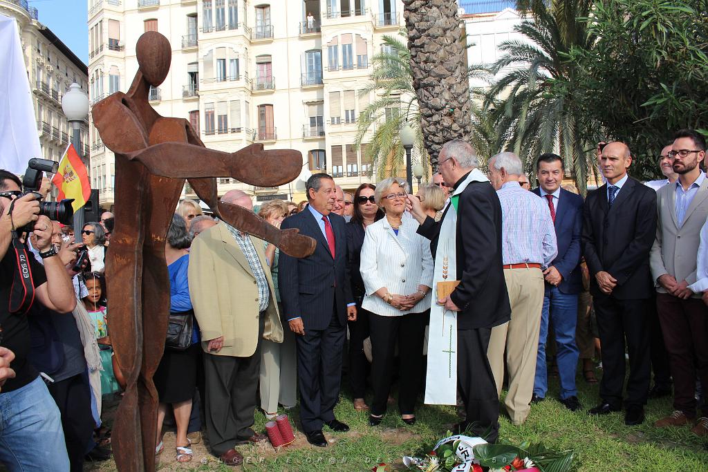 a3 Esculturas - bendicion Mons. Vivo.JPG